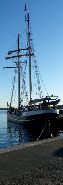 Segelschiff im Hafen von Laboe